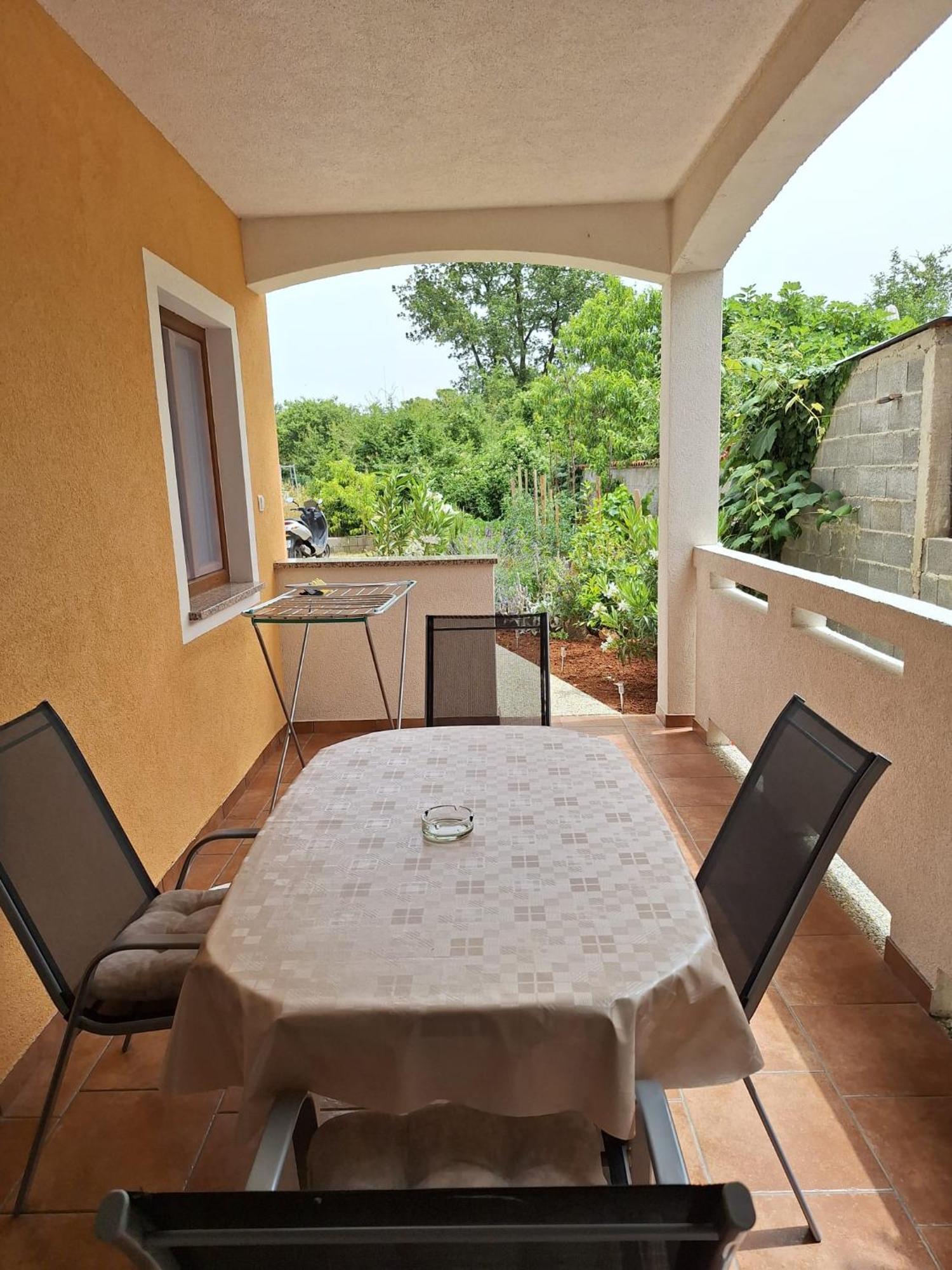 Apartman Paola Malinska Exteriér fotografie